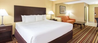 Days Inn & Suites by Wyndham Davenport East