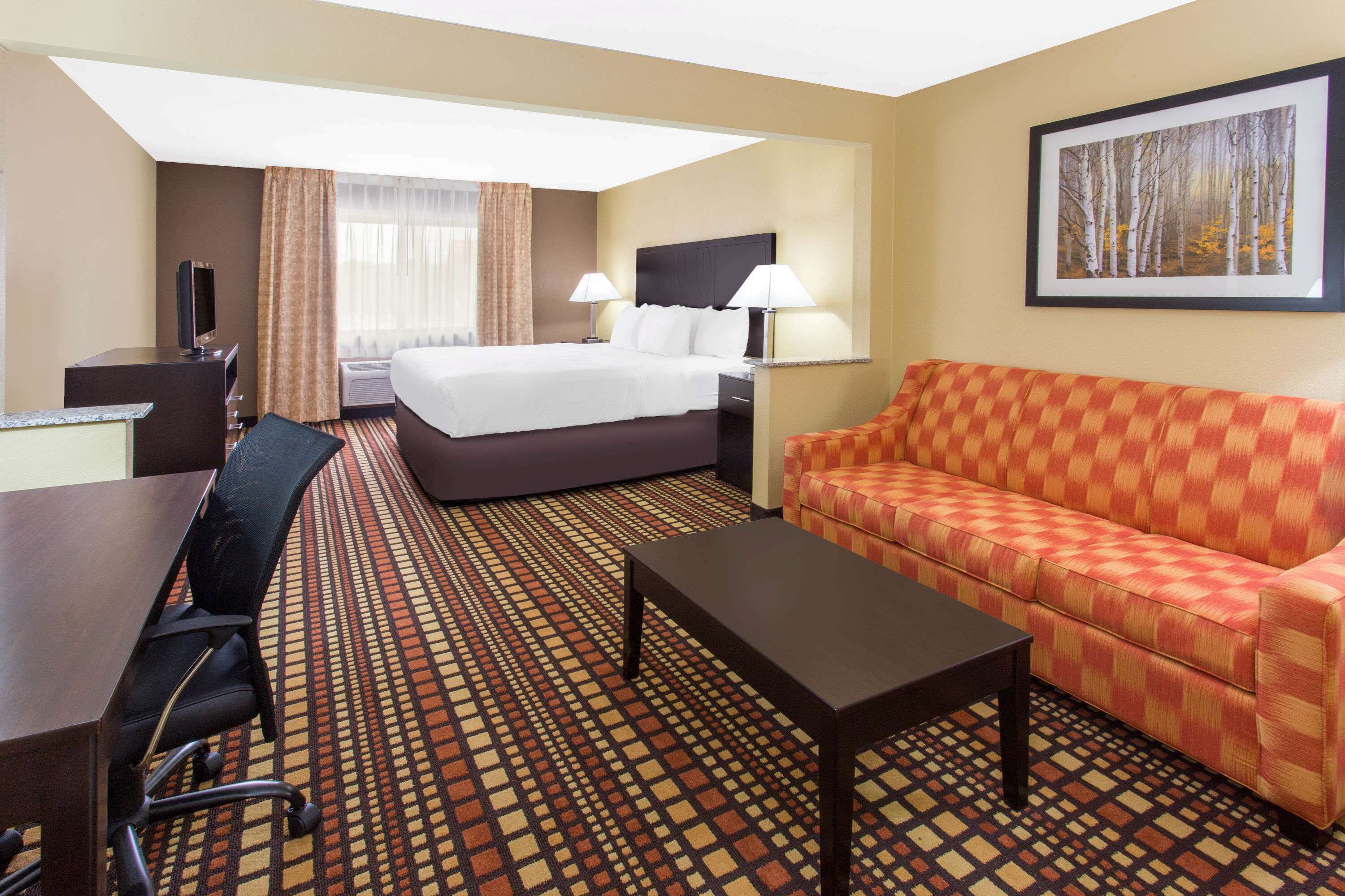 Studio Suite, 1 King Bed, Non Smoking | Individually decorated, individually furnished, desk, laptop workspace