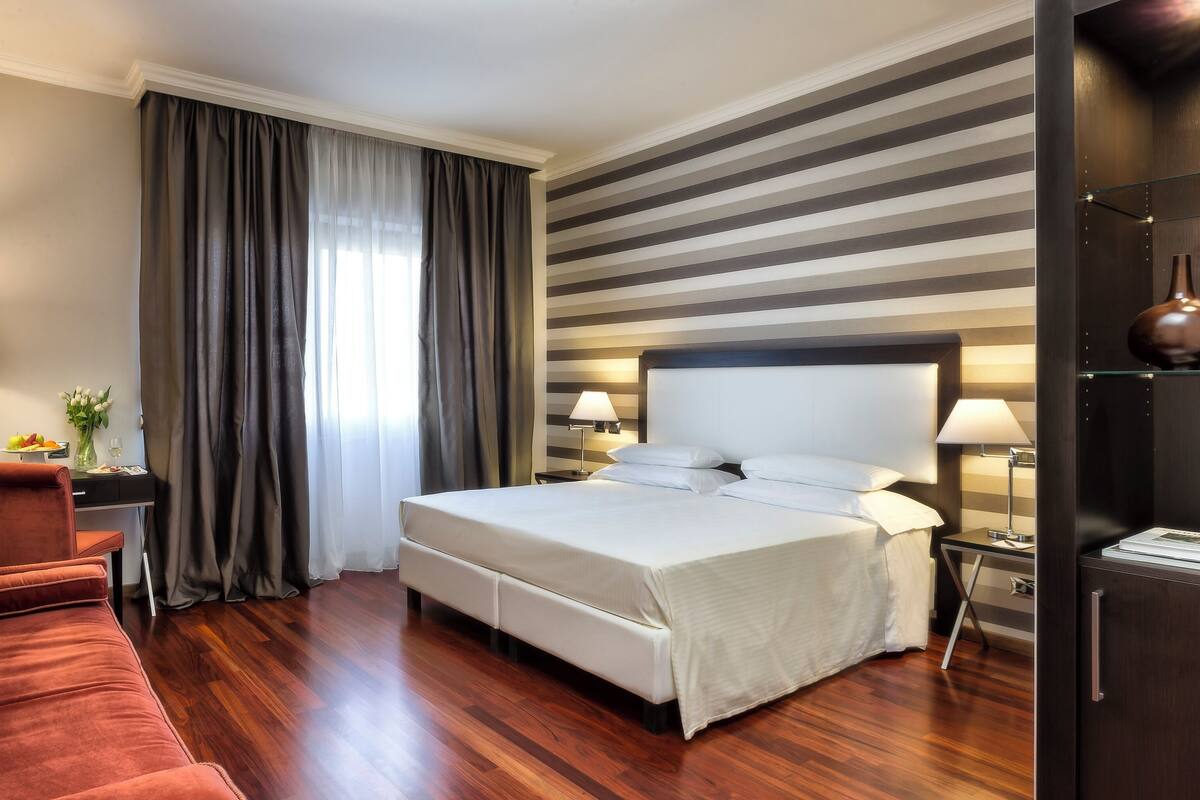 Premium Room | Minibar, in-room safe, desk, soundproofing