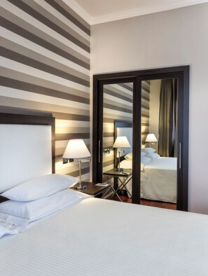 Deluxe Room | Minibar, in-room safe, desk, soundproofing