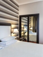 Deluxe Room | Minibar, in-room safe, desk, soundproofing