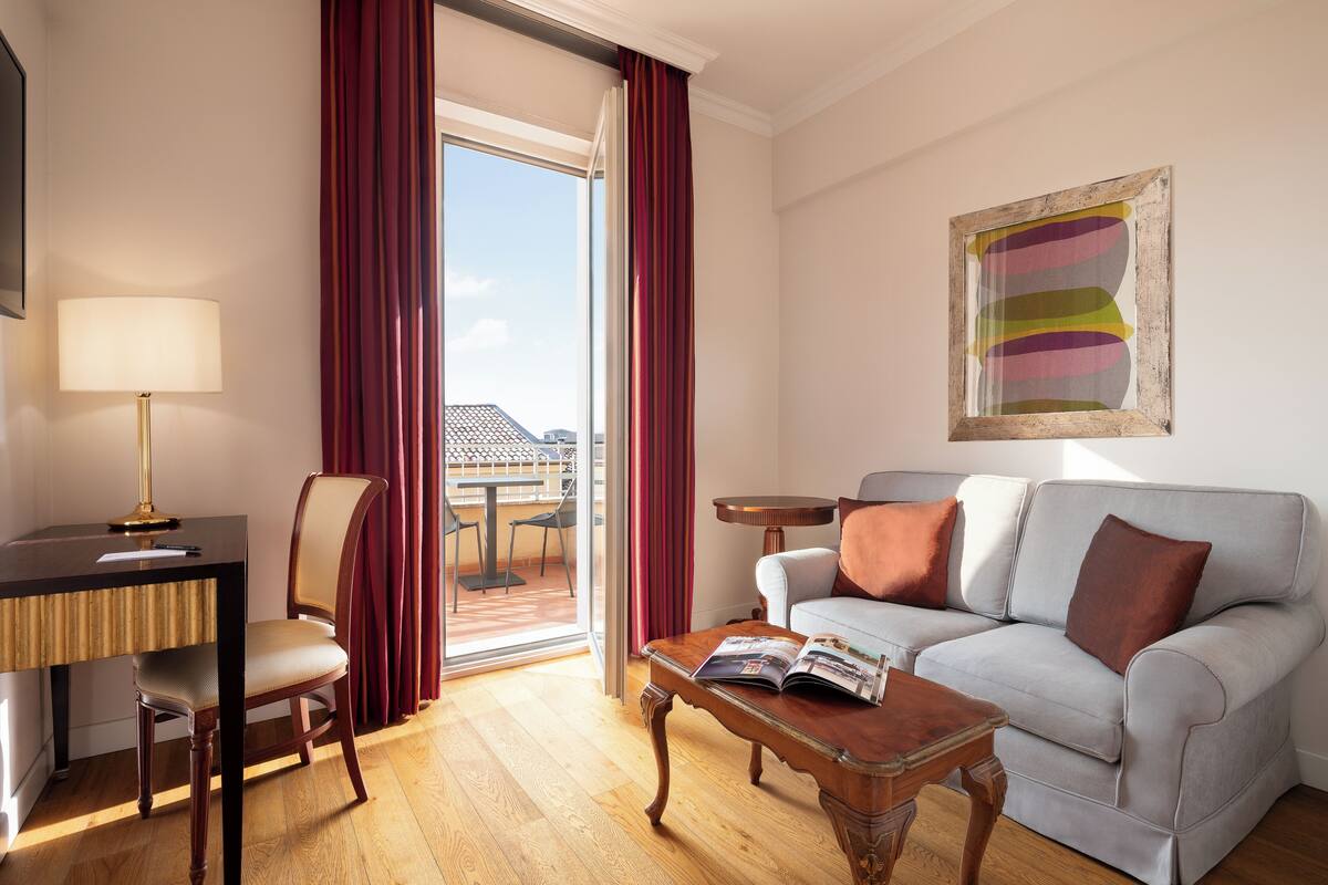 Suite, Balcony | Minibar, in-room safe, desk, soundproofing