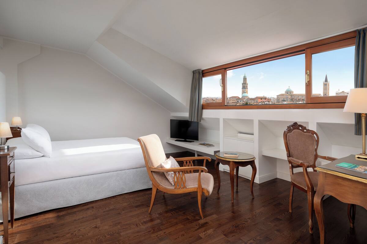 Deluxe Room, City View | Minibar, in-room safe, desk, soundproofing