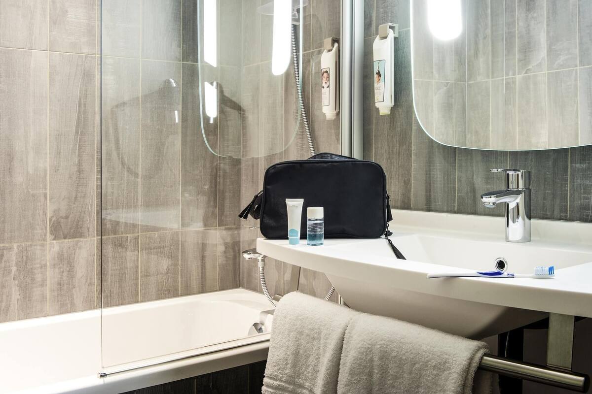 Standard Room, 2 Twin Beds | In-room safe, desk, blackout drapes, soundproofing