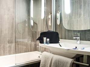 In-room safe, desk, blackout drapes, soundproofing - ibis Braga (Braga)
