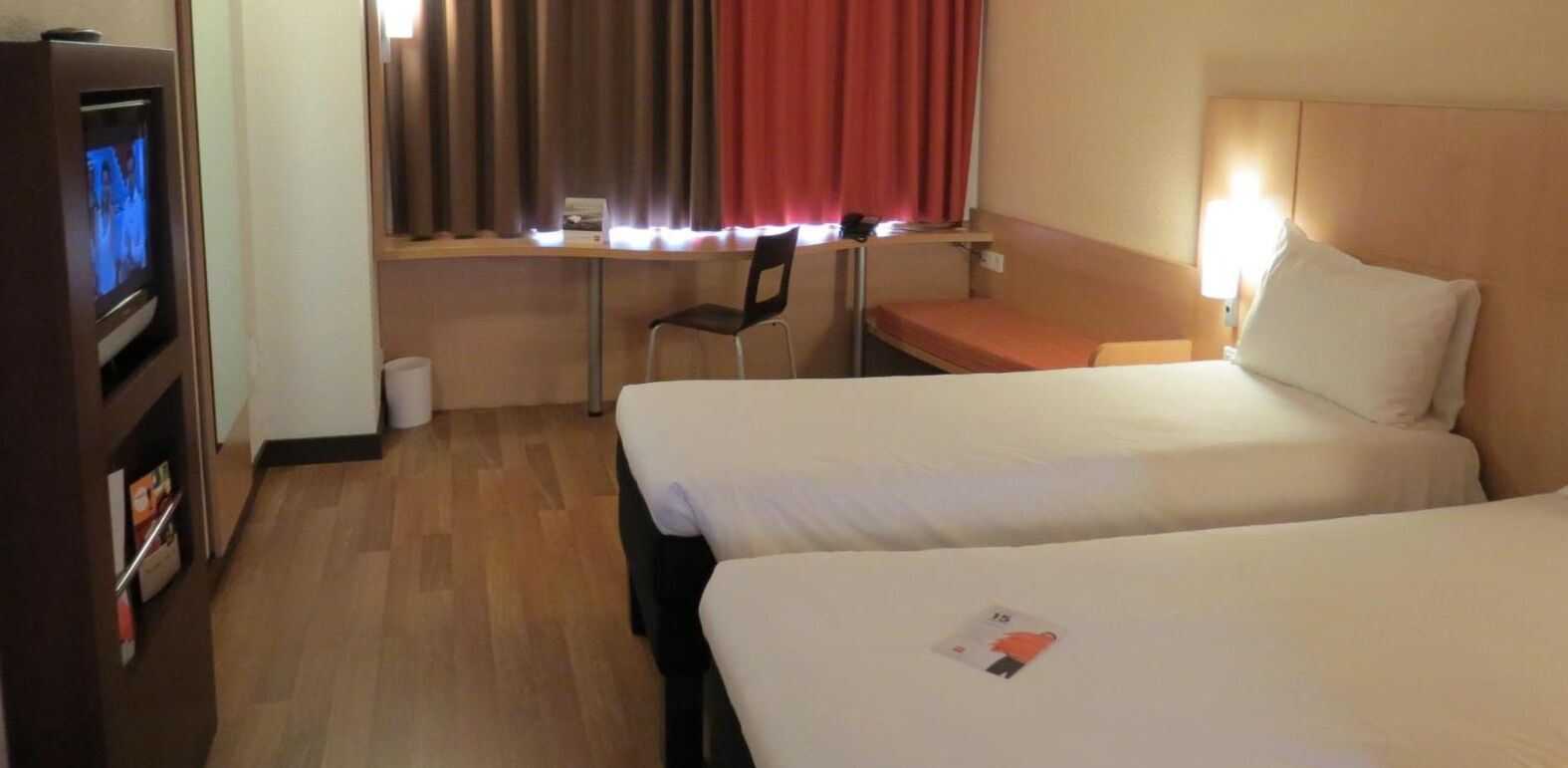 standard room, 2 single beds | in-room safe, desk, blackout curtains, soundproofing