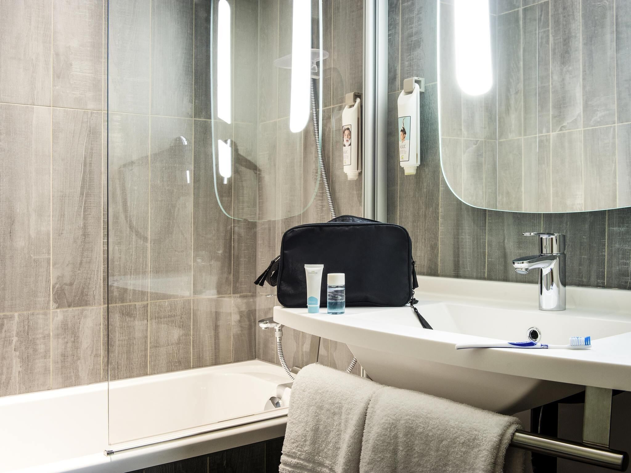 Standard Room, 2 Twin Beds | In-room safe, desk, blackout drapes, soundproofing