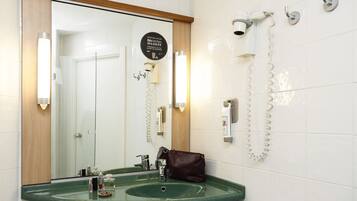 Combined shower/tub, rainfall showerhead, eco-friendly toiletries