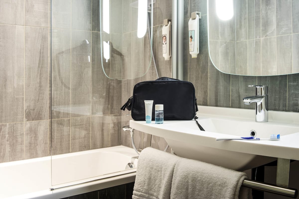 Standard Room, 2 Twin Beds | In-room safe, desk, blackout drapes, soundproofing