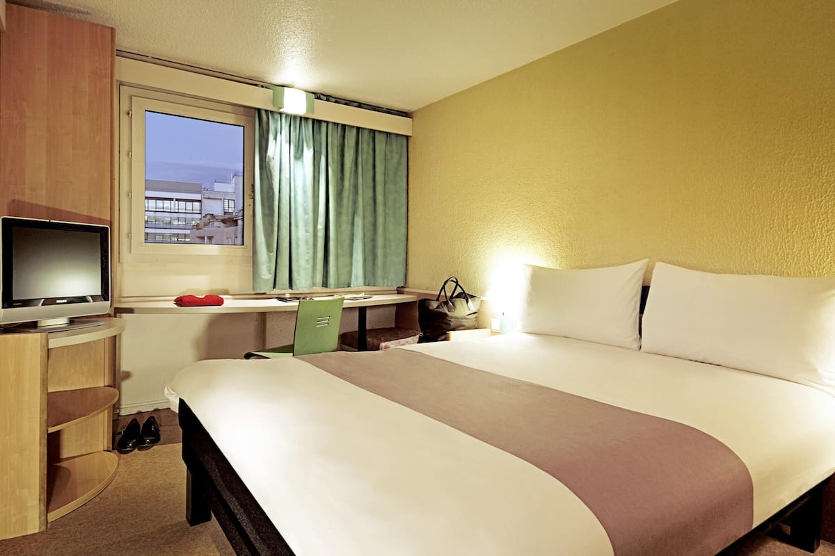 Caja de seguridad en la habitación, escritorio y cortinas blackout