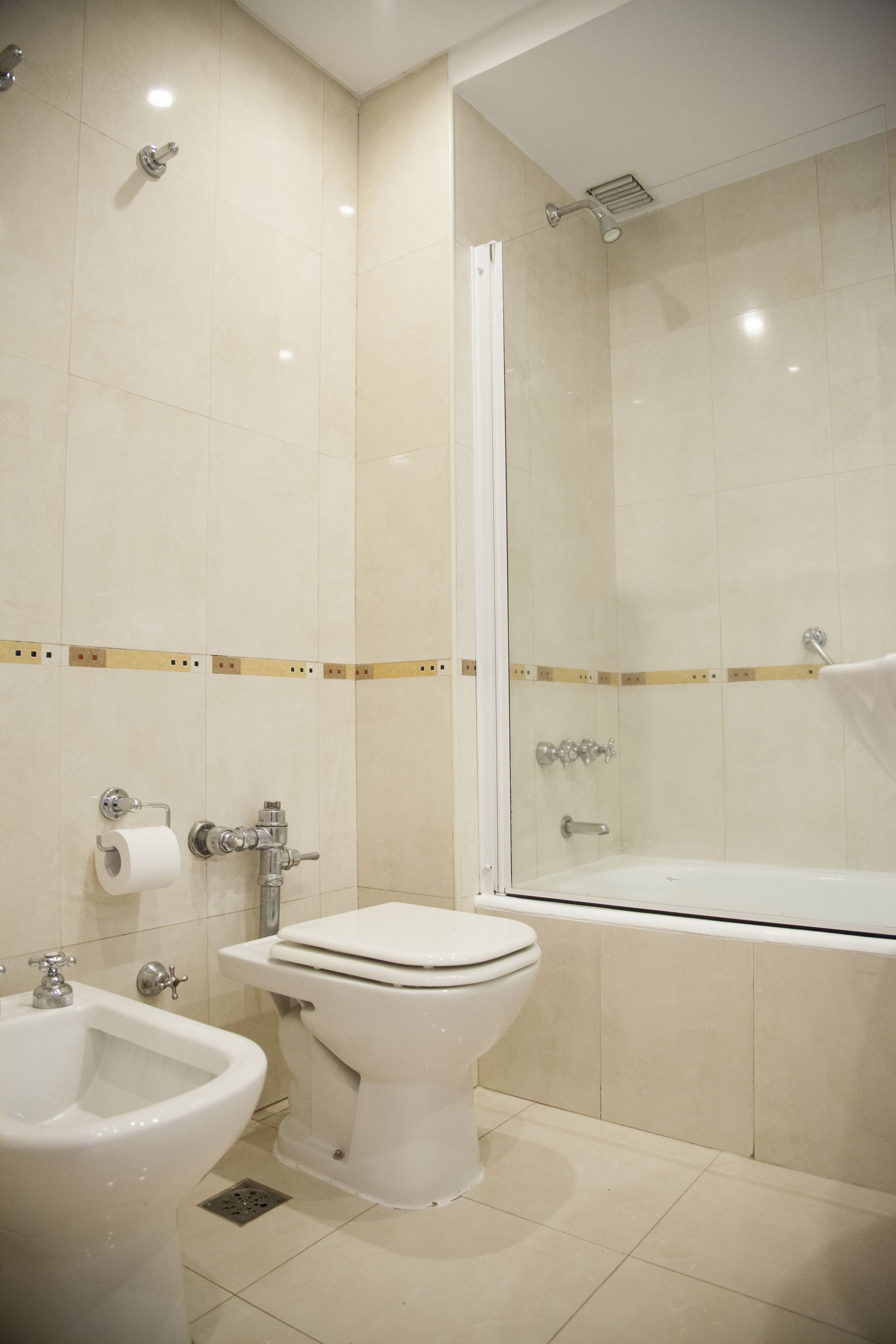 Un baño con inodoro, bidé y bañera.