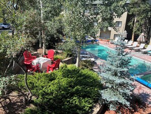 Piscina a l'aire lliure, para-sols i gandules 