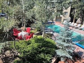 Piscina a l'aire lliure, para-sols i gandules