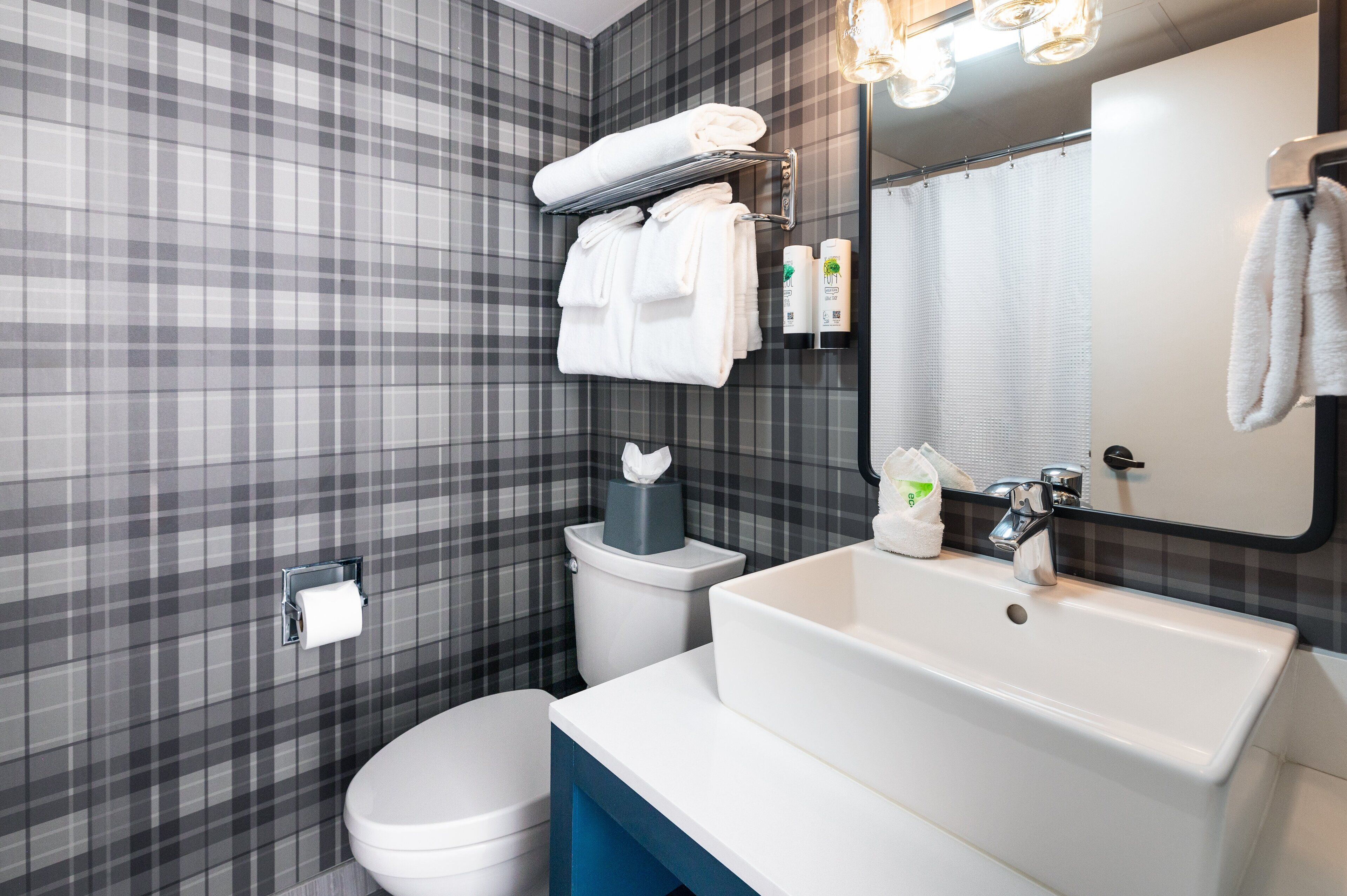 combined shower/bathtub, eco-friendly toiletries, hair dryer, towels