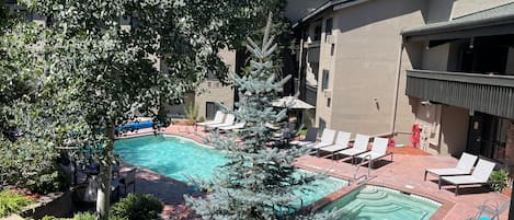 Außenpool, Sonnenschirme, Liegestühle