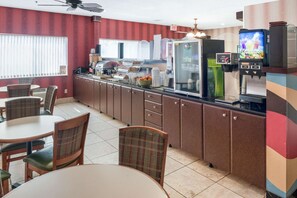 Free daily continental breakfast - Quality Inn & Suites Mankato East (Mankato)