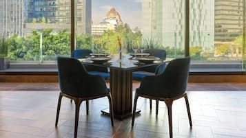 2 restaurants servant le petit déjeuner, le déjeuner et le dîner