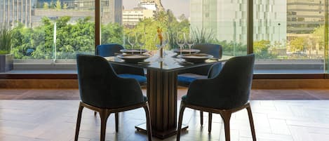 2 restaurantes; se sirve desayuno, almuerzo, cena y brunch