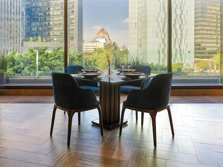 2 restaurants; breakfast, lunch, dinner and brunch served . Fiesta Americana Reforma