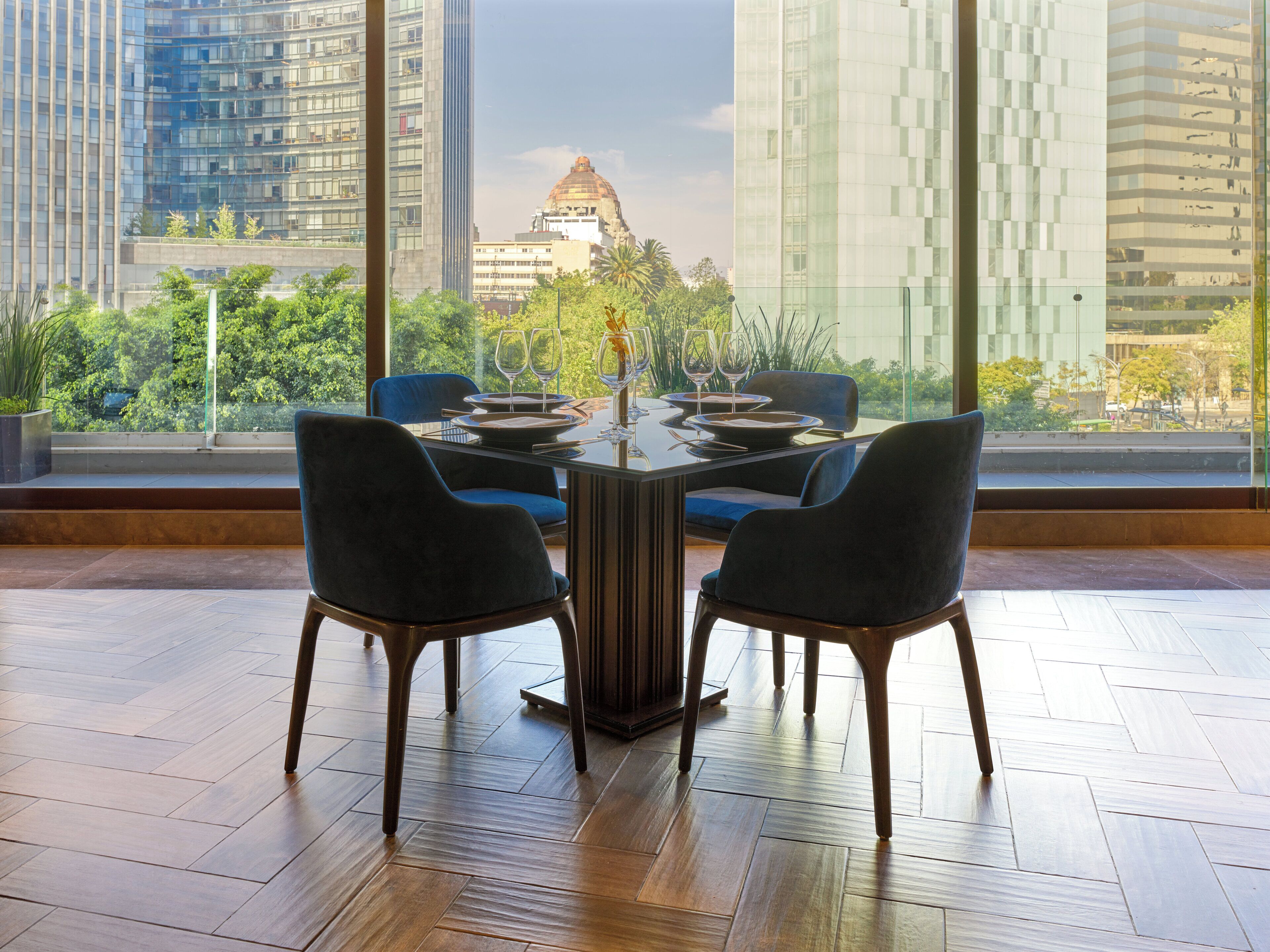 2 من المطاعم، حيث تُقدم وجبات الإفطار، الغداء، العشاء، الاطباق المكسيكية