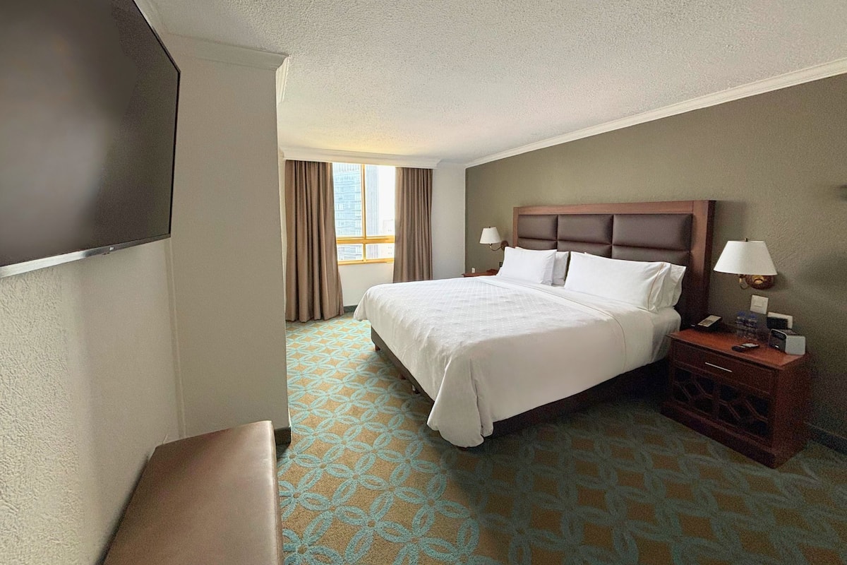 Master Suite, 1 King | Premium bedding, down comforters, minibar, in-room safe