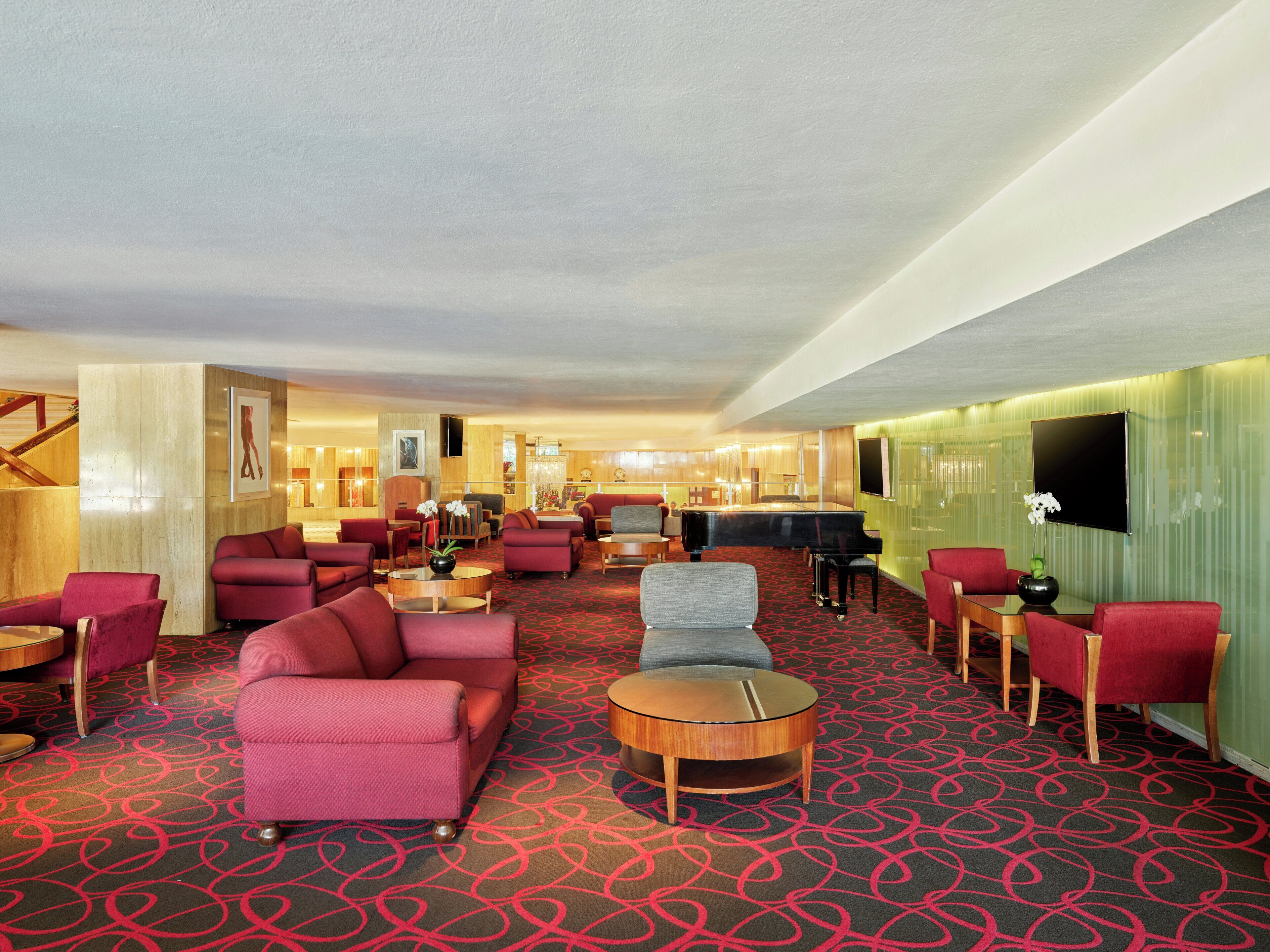 3 bars/lounges, sports bar