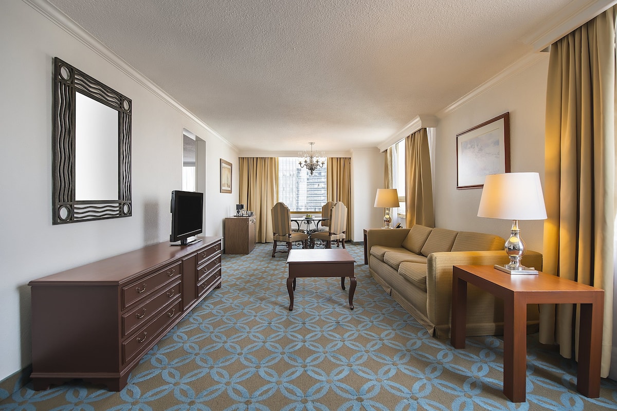 Master Suite, 1 King | 1 bedroom, premium bedding, down comforters, minibar
