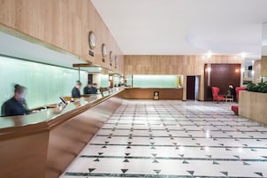3 bars/lounges, sports bar