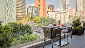 Petit-déjeuner, déjeuner et dîner servis sur place