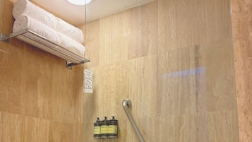 Combined shower/bathtub, free toiletries, hair dryer, towels