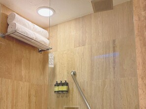 Badkar/dusch, gratis toalettartiklar, hårtork och handdukar
