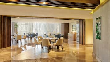 2 restaurantes; se sirve desayuno, almuerzo, cena y brunch