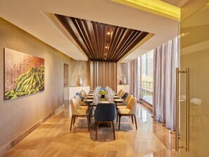2 间餐厅，供应早餐、午餐和晚餐，墨西哥菜
