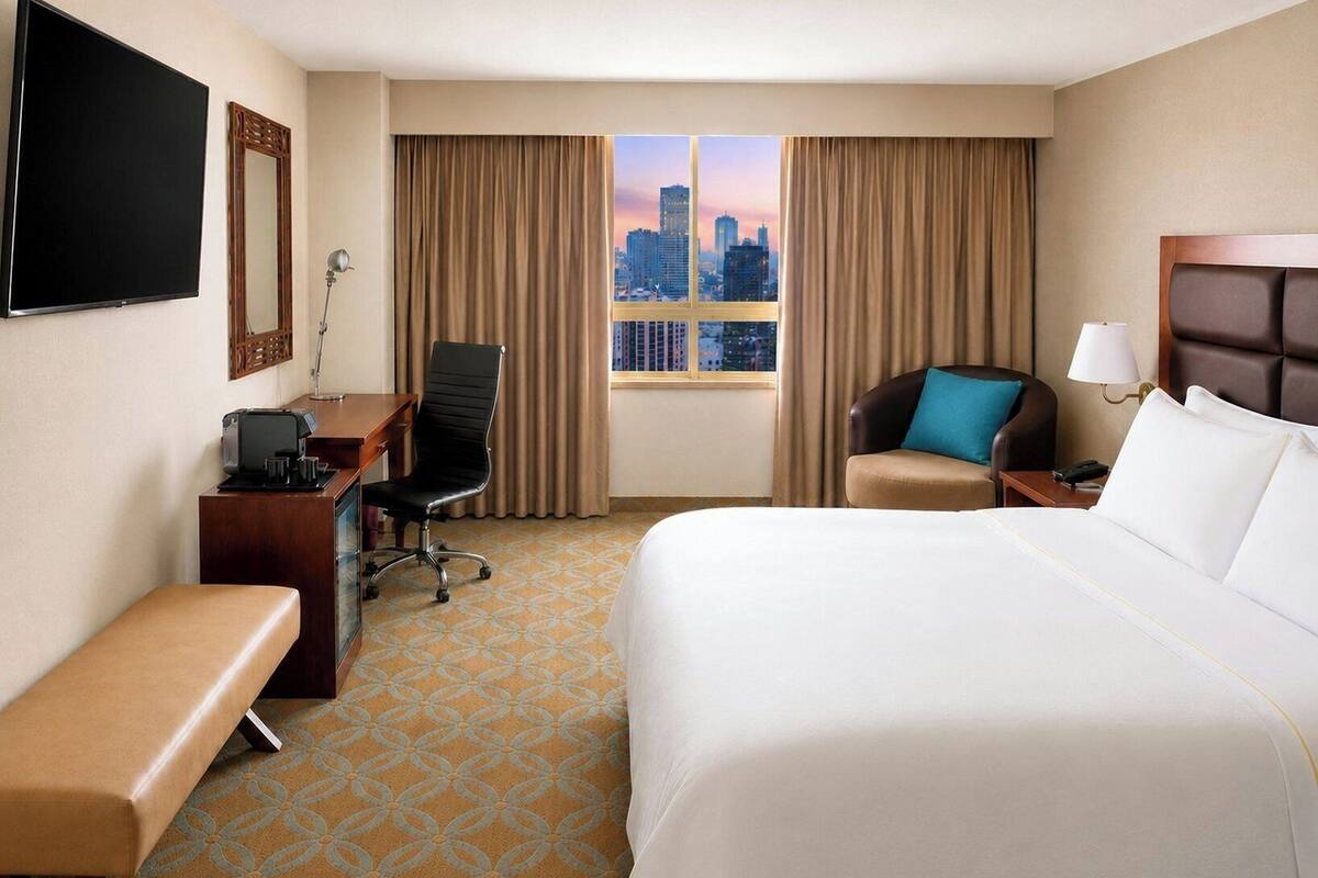 Premium bedding, down comforters, minibar, in-room safe