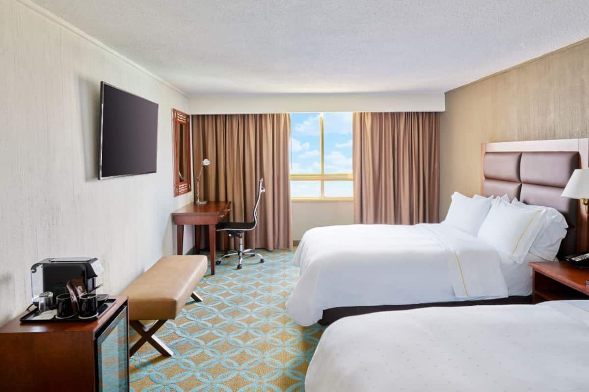 Premium bedding, down comforters, minibar, in-room safe