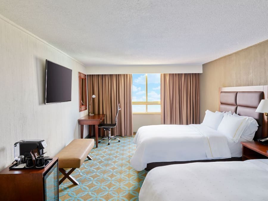 Seprai premium, selimut bulu angsa, minibar, dan brankas