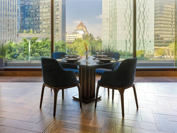 2 restaurants, breakfast, lunch, dinner served; Mexican cuisine