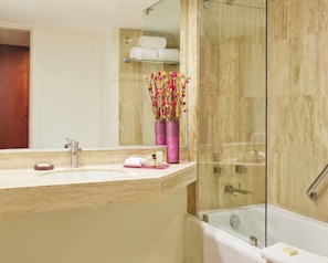 Tina con regadera, amenidades de baño gratuitas, secadora de cabello