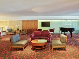 3 bars/lounges, sports bar