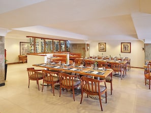 2 restaurants; breakfast, lunch, dinner, and brunch served