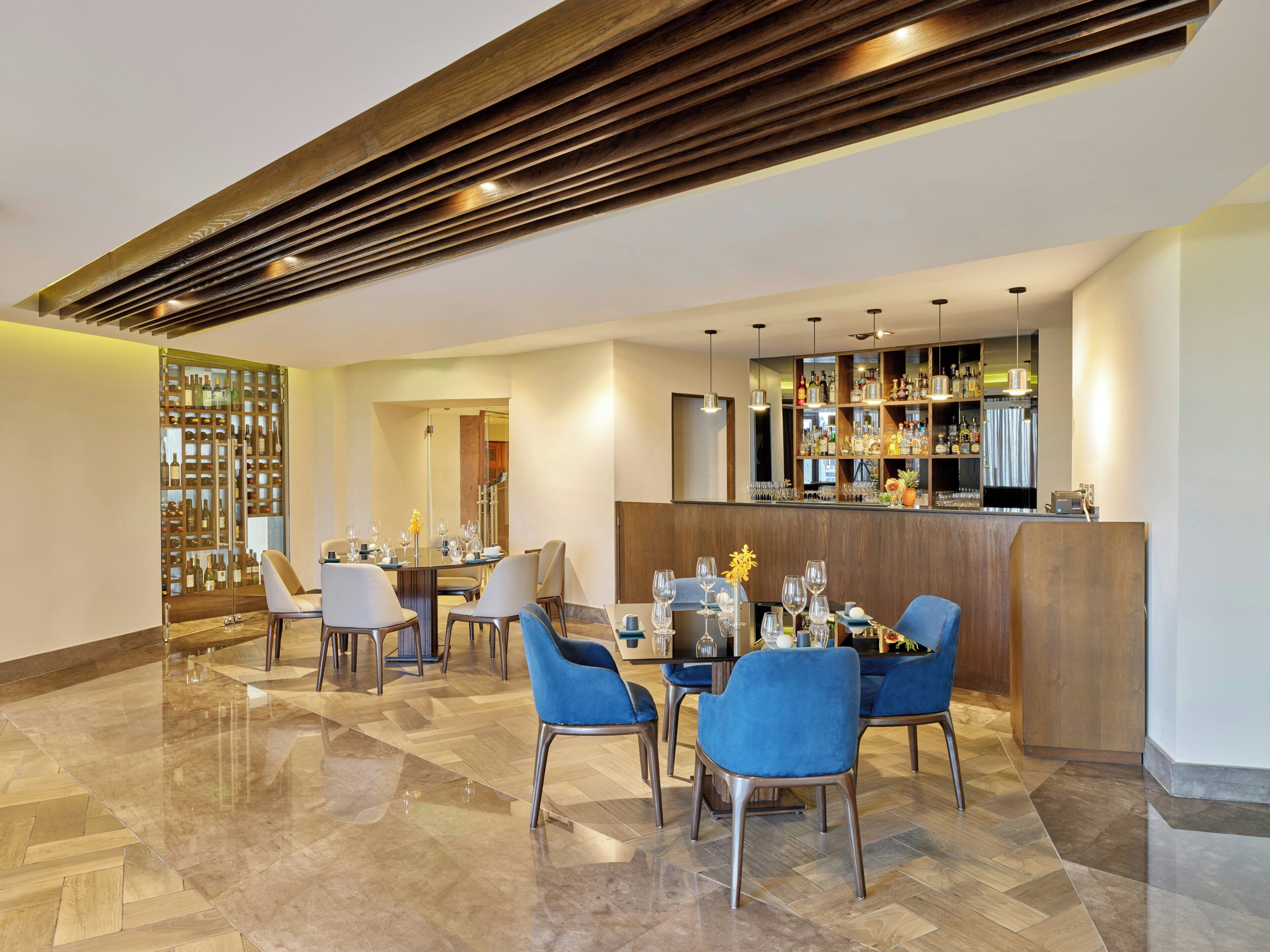 2 restaurants; breakfast, lunch, dinner and brunch served 