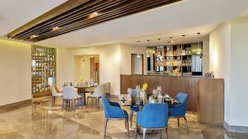 2 restaurants; breakfast, lunch, dinner and brunch served