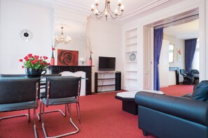 Apartamento estándar (Piet Hein, only per stairs) | Sala de estar | Televisión de pantalla plana de 32 pulgadas con canales por cable