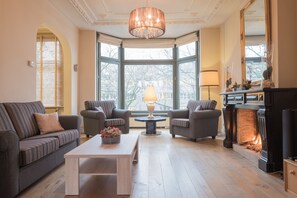 Standard Apartment (Erasmus, only per stairs) | Living room | 32-inch flat-screen TV with cable channels, TV - Hotel Van Walsum (Rotterdam)