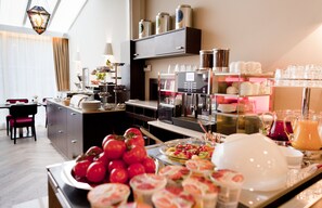 Daily buffet breakfast (EUR 17 per person) - Hotel Van Walsum (Rotterdam)