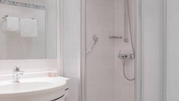 Habitación estándar, 1 cama individual | Baño | Regadera, amenidades de baño gratuitas, secadora de cabello, toallas