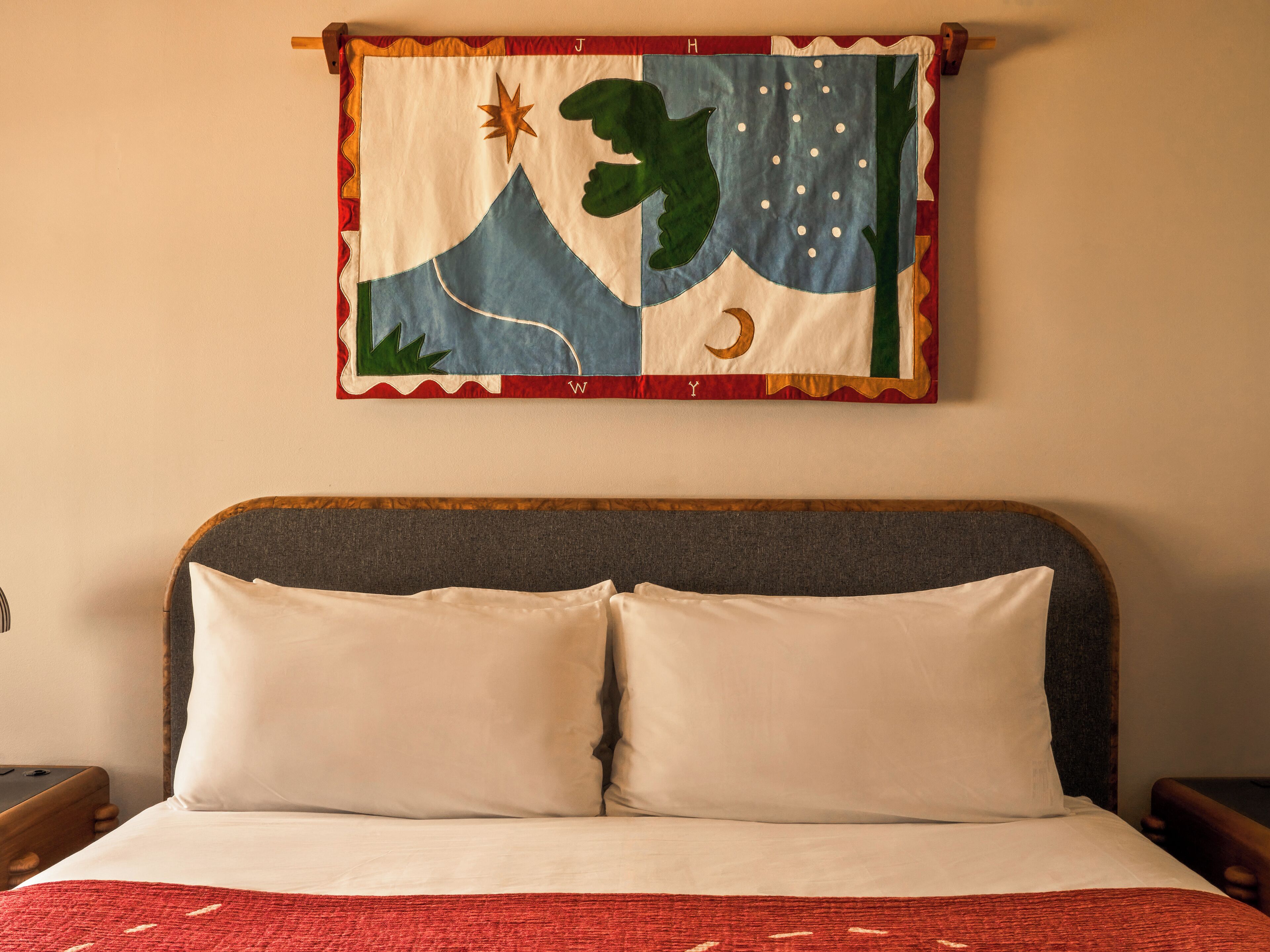 Roupas de cama premium, cofres nos quartos, escrivaninha