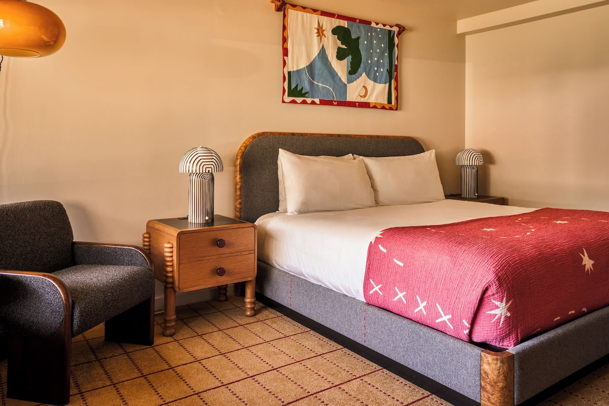 Suite, 1 King-Bett | Hochwertige Bettwaren, Zimmersafe, Schreibtisch