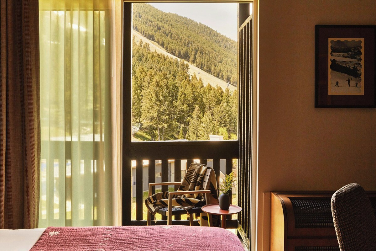 Room, 1 King Bed, Balcony, Mountain View | Premium bedding, in-room safe, desk, laptop workspace