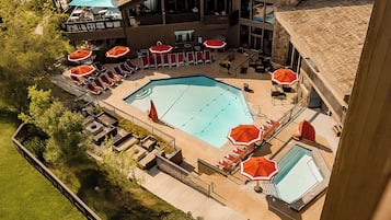 Piscine extérieure, chaises longues